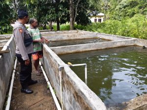 Read more about the article Anggota Polsek Makbon Sambangi Kampung tangguh budidaya ikan tawar di Kampung di KTN Teluk Dore Distrik Makbon