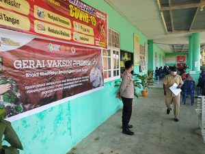 Read more about the article Sambil Melaksanakan Pengamanan Gerakan Vaksin, Personel Polsek Salawati  Imbau Pentingnya Penggunaan Masker Kepada Warga