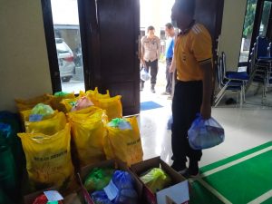 Read more about the article Polres  SorongTerima Bantuan 150 Paket Sembako dari Bank Papua Cabang Aimas
