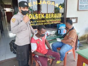 Read more about the article Masuk Kabupaten Sorong Wajib Vaksin, Polsek Beraur di Backup Brimob Intensifkan Penyekatan di Depan Mapolsek Beraur
