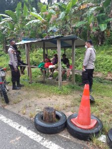 Read more about the article Kanit Samapta Polsek Makbon bersama Personilnya Laksanakan Pam Pemasangan Patok Tanah