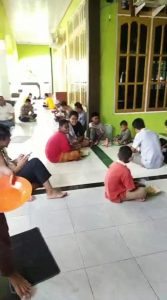 Read more about the article Sisihkan Penghasilan, Umat Muslim Personil Polres Sorong Setiap Jumat Makan bersama Masyarakat Jamaah Masjid Alharizi