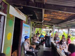 Read more about the article Polsek Seget Kawal Penyaluran Bantuan Langsung Tunai (BLT) Di Kampung Moibi