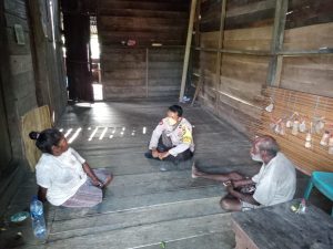 Read more about the article Dengan Menyambangi Tokoh Tokoh, Bhabinkamtibmas Kampung Klayas Himbau Agar Menjunjung Sikap Toleransi