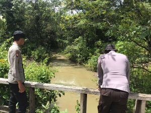 Read more about the article Pasca Hujan Deras Patroli Siang Dan Malam, Personil Polsek Beraur Intensifkan Pantauan Debit Air Sungai
