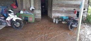 Read more about the article Polsek Salawati Tinjau dan Data Rumah Warga Yang terdampak Banjir