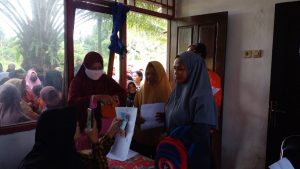 Read more about the article 2 (Dua) Personil Polsek Salawati Kawal dan Pengamanan Penyaluran BPNT di Kampung-Kampung Wilkum Polsek Salawati