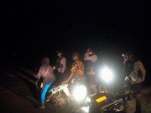 Read more about the article Salut, Piket Patroli Motot (Patmor) Bersama Bintara Remaja (Baja) Bantu Seorang Ibu Dorong Sepeda Motor