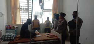 Read more about the article Peduli Anggota, Kapolres Sorong Diwakili Wakapolres Bersama Kasi Dokkes Jenguk IPDA Yowel Yang Sedang Sakit