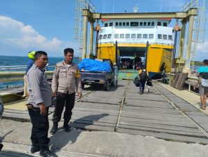 Read more about the article Personil Polsek Aimas Laksanakan Pengamanan Keberangkatan Kapal Di Pelabuhan Fery ASDP Arar SP. 3