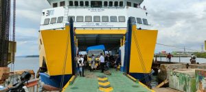 Read more about the article Personil Polsek Aimas Laksanakan Pengamanan Keberangkatan Kapal Di Pelabuhan Fery ASDP Arar SP. 3