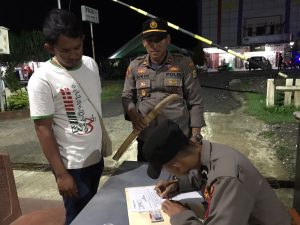 Read more about the article Imbangan Ops Pekat, Polsek<br>Beraur Gelar Razia / Sweeping Kendaraan di Jalan Poros Klamono Depan Mapolsek