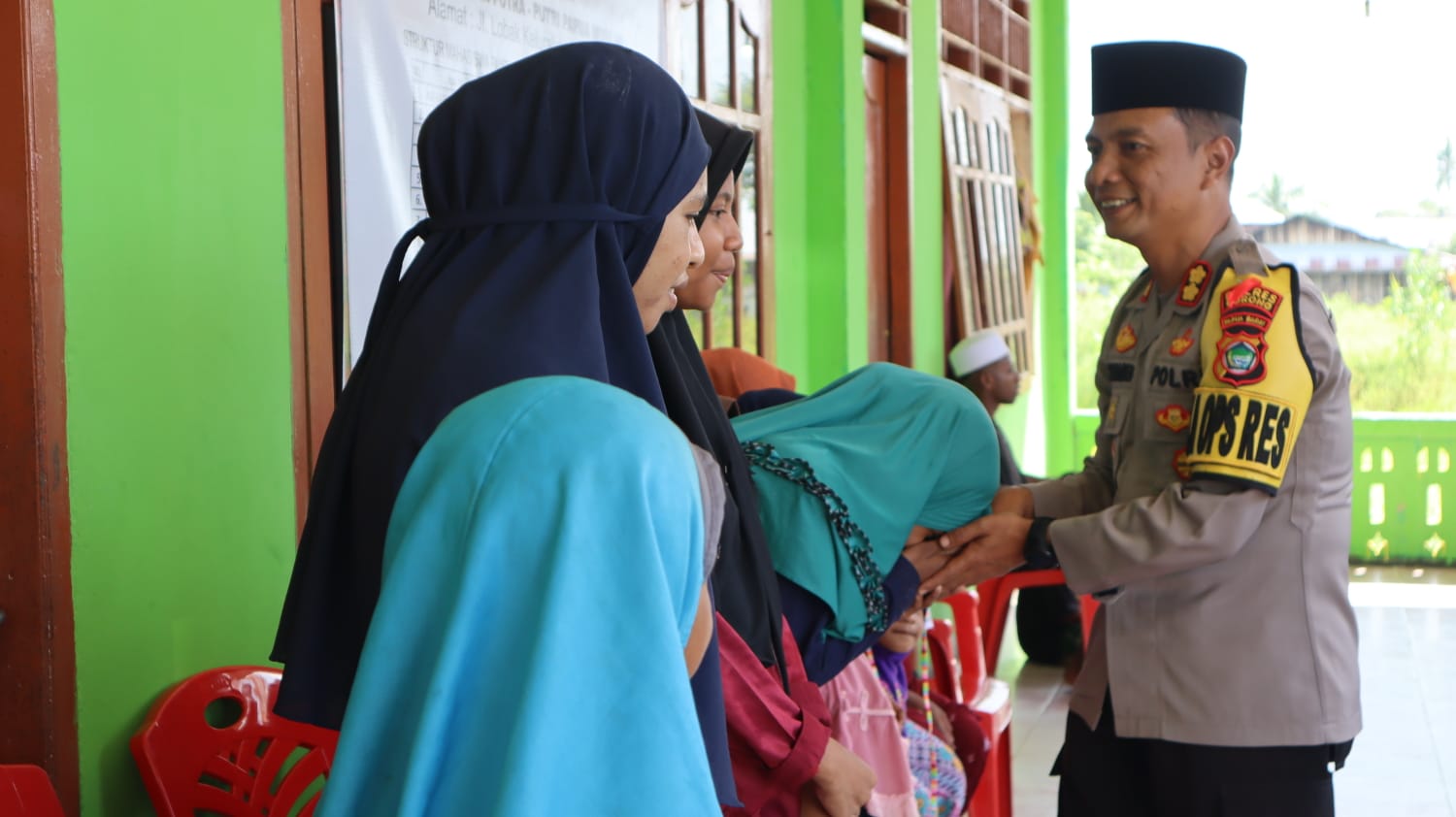 You are currently viewing Kapolres Sorong Berikan Bantuan tali asih di Panti Asuhan Putra Putri Islam Papua