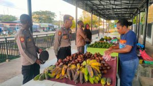 Read more about the article Operasi Ketupat Mansinam 2023, Personil Polres Sorong Yang Tersprint Dalam Pos Terpadu Intensifkan Patroli Jalan Kaki