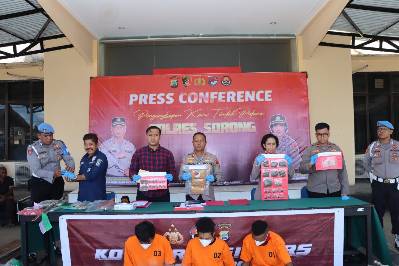 You are currently viewing Polres Sorong Gelar Press Conference Pengungkapan Tiga Kasus Tindak Pidana