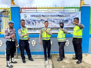 Read more about the article Operasi Patuh Mansinam 2023 Selama 14 Hari, Sat Lantas Polres Sorong Pasang Spanduk Sosialisasi