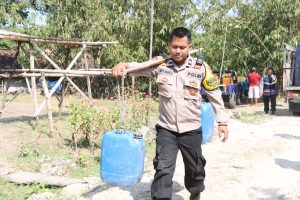 Read more about the article Polri Salurkan Bantuan Air Bersih Atasi Kekeringan di Grobogan