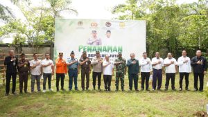Read more about the article Polda Papua Barat Dan Polres Jajaran Hari ini Tanam 3.200 Pohon Serentak