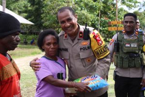 Read more about the article Waka Polda Papua Barat Bersama Pemda Maybrat salurkan bahan makanan kepada masyarakat di Kampung Ayata, Distrik Aifat Timur Tengah