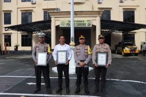 Read more about the article Kapolres Sorong Beri Penghargaan Kepada Personil Yang Berdedikasi Dalam Pelaksanaan Tugas Pelayanan Publik